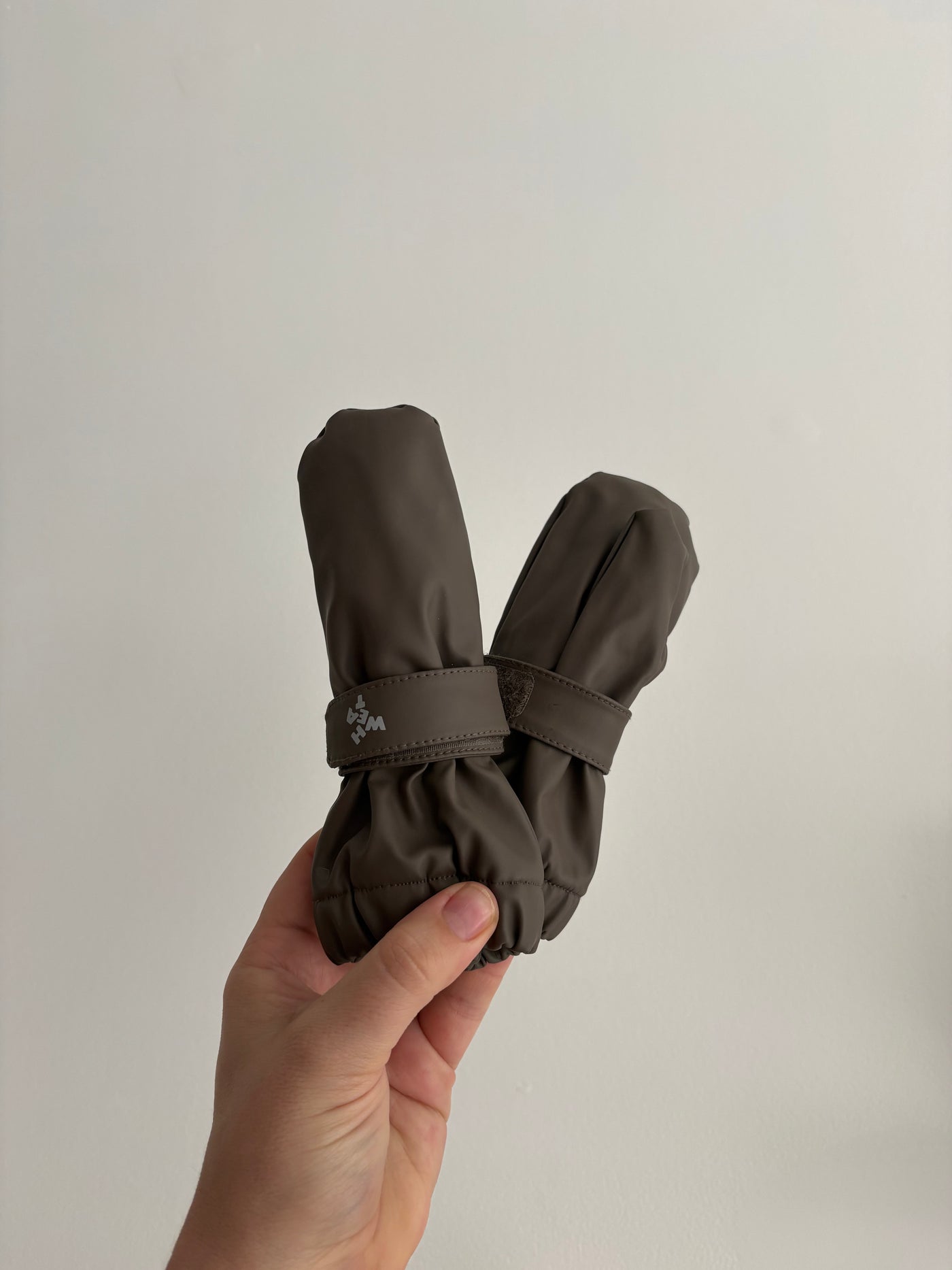 Wheat | Rain Mittens in Drywood 6-12M